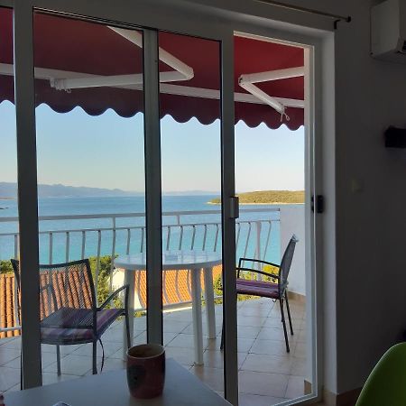 Blue Sea Blue Sky Apartment Loviste Bagian luar foto