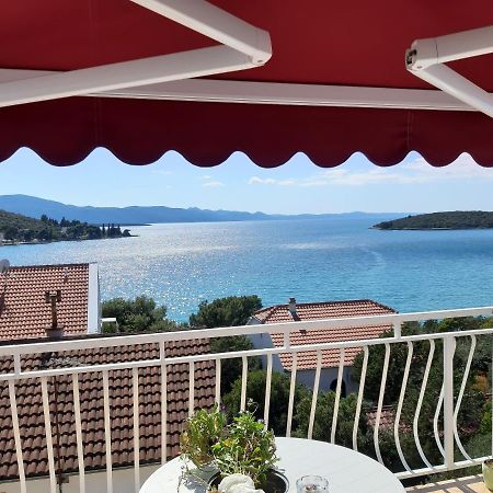 Blue Sea Blue Sky Apartment Loviste Bagian luar foto