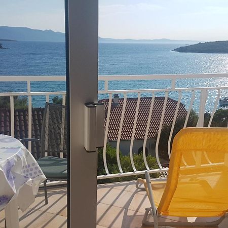 Blue Sea Blue Sky Apartment Loviste Bagian luar foto