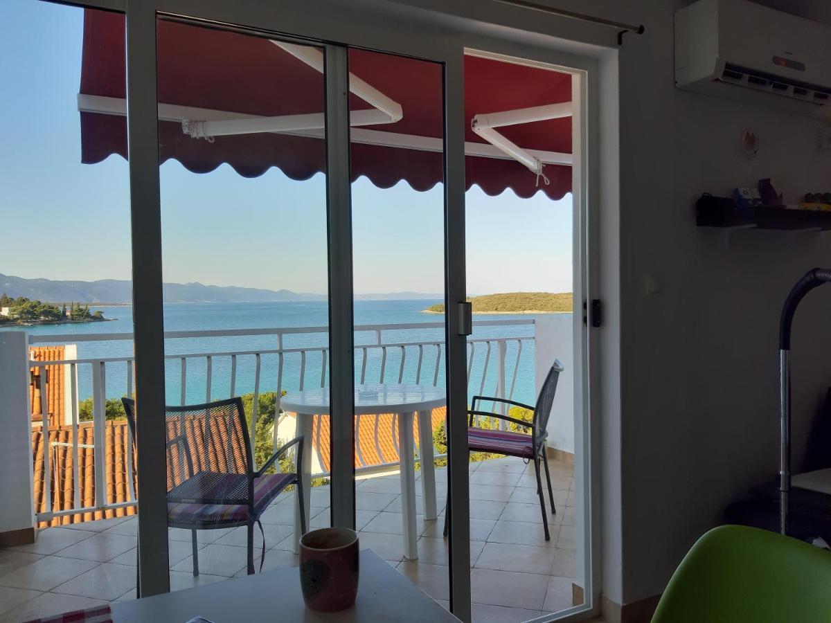 Blue Sea Blue Sky Apartment Loviste Bagian luar foto