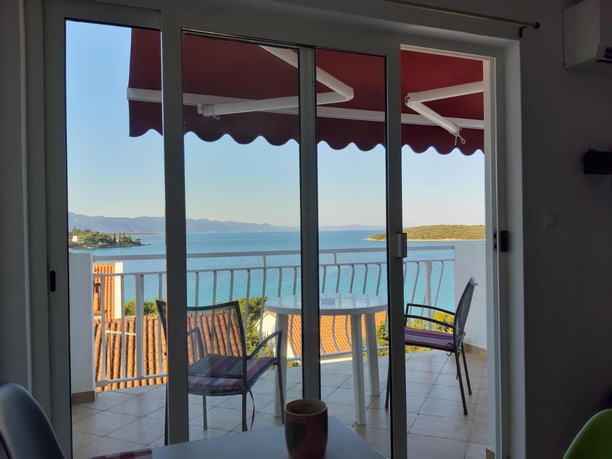 Blue Sea Blue Sky Apartment Loviste Bagian luar foto