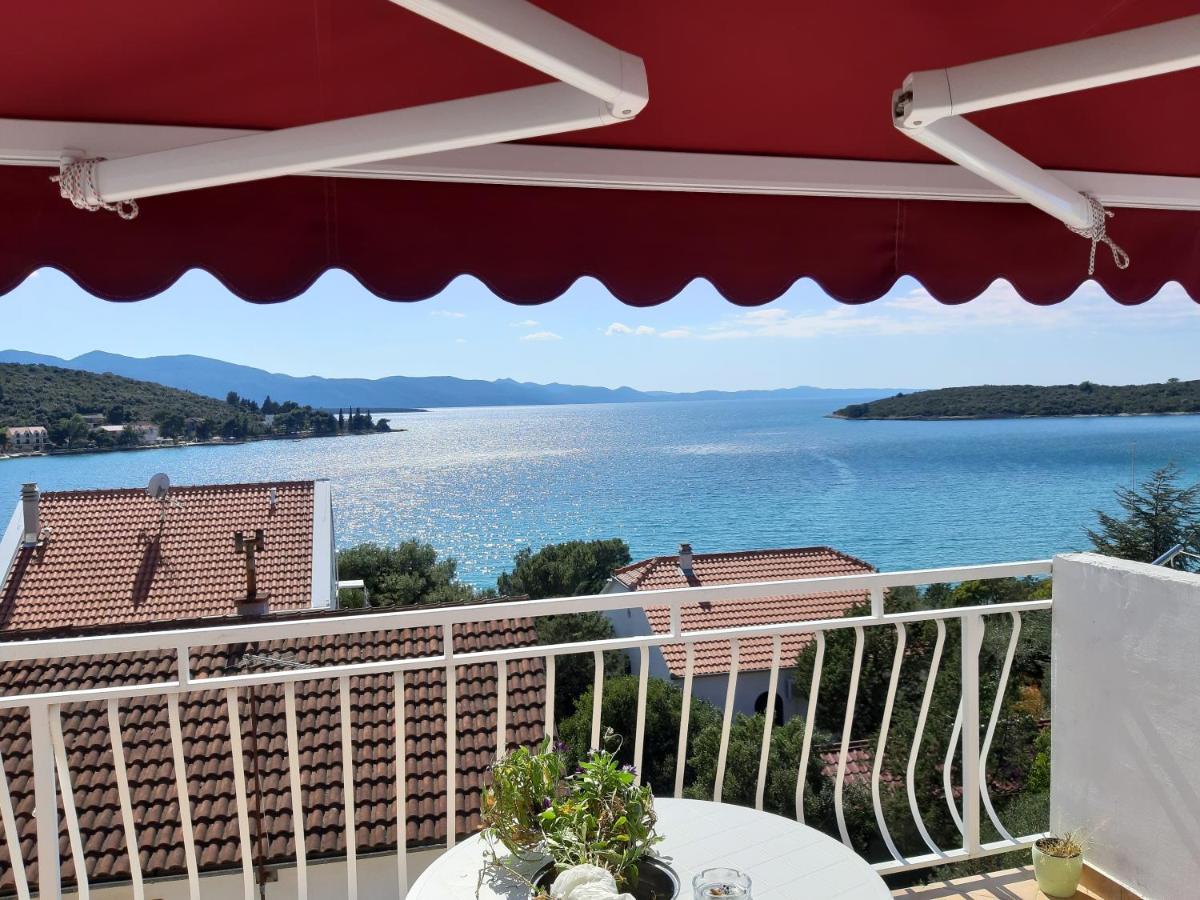 Blue Sea Blue Sky Apartment Loviste Bagian luar foto