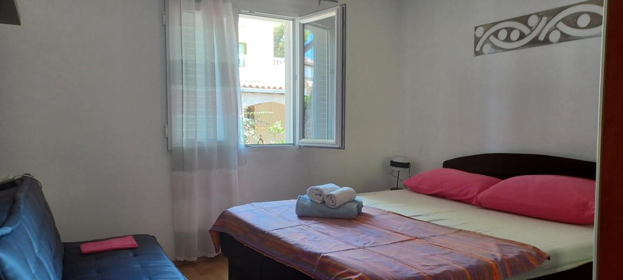 Blue Sea Blue Sky Apartment Loviste Bagian luar foto