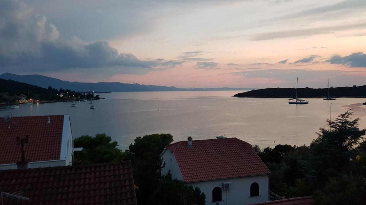 Blue Sea Blue Sky Apartment Loviste Bagian luar foto