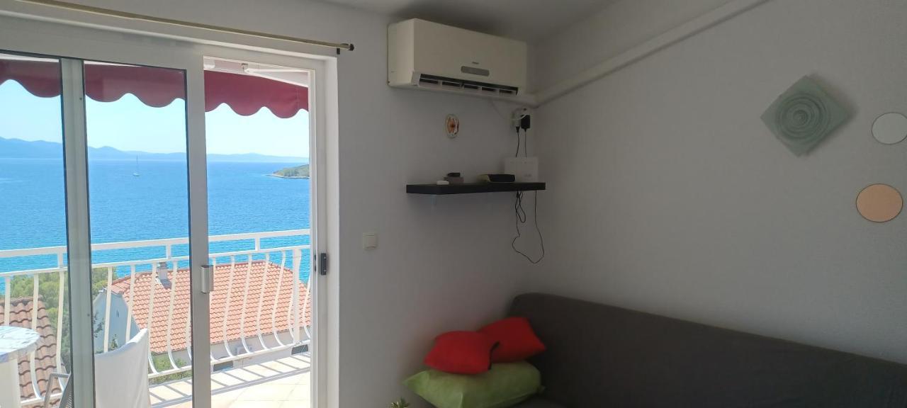 Blue Sea Blue Sky Apartment Loviste Bagian luar foto