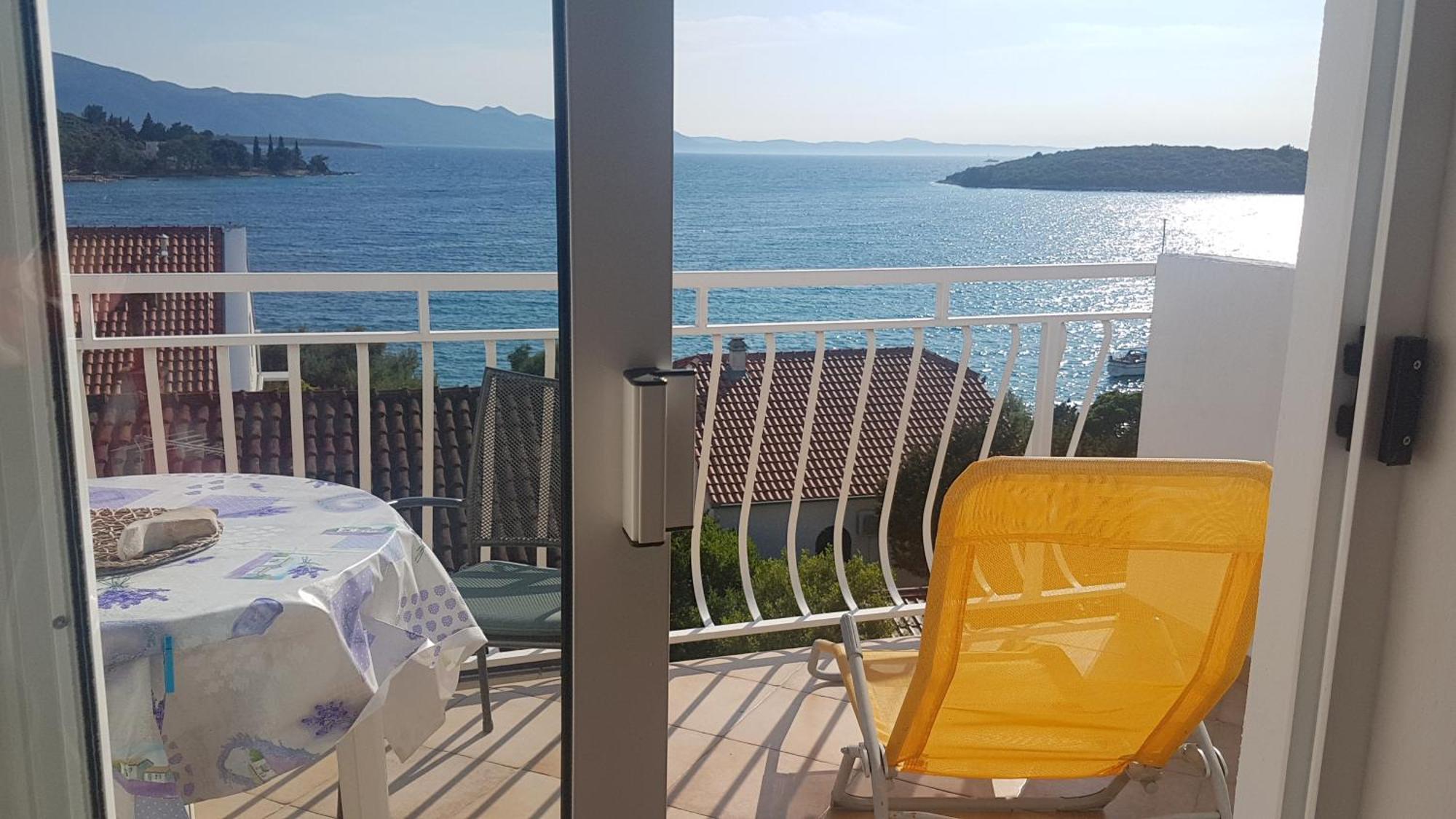 Blue Sea Blue Sky Apartment Loviste Bagian luar foto