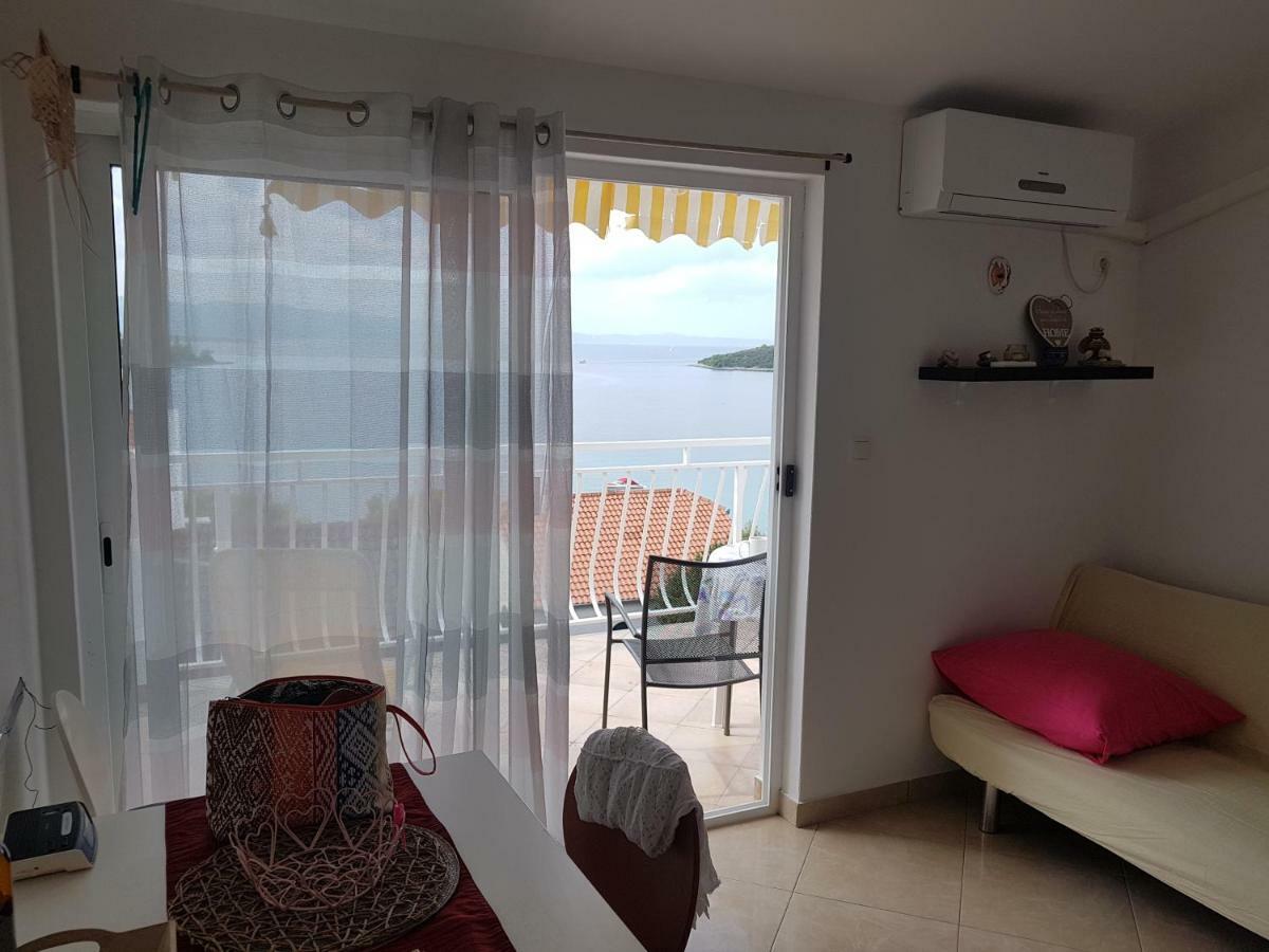 Blue Sea Blue Sky Apartment Loviste Bagian luar foto