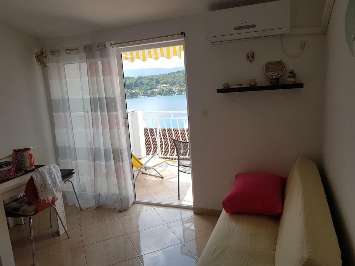 Blue Sea Blue Sky Apartment Loviste Bagian luar foto