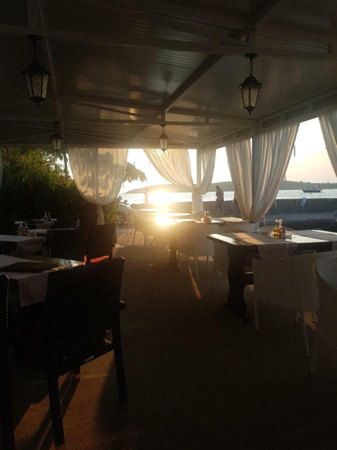 Blue Sea Blue Sky Apartment Loviste Bagian luar foto