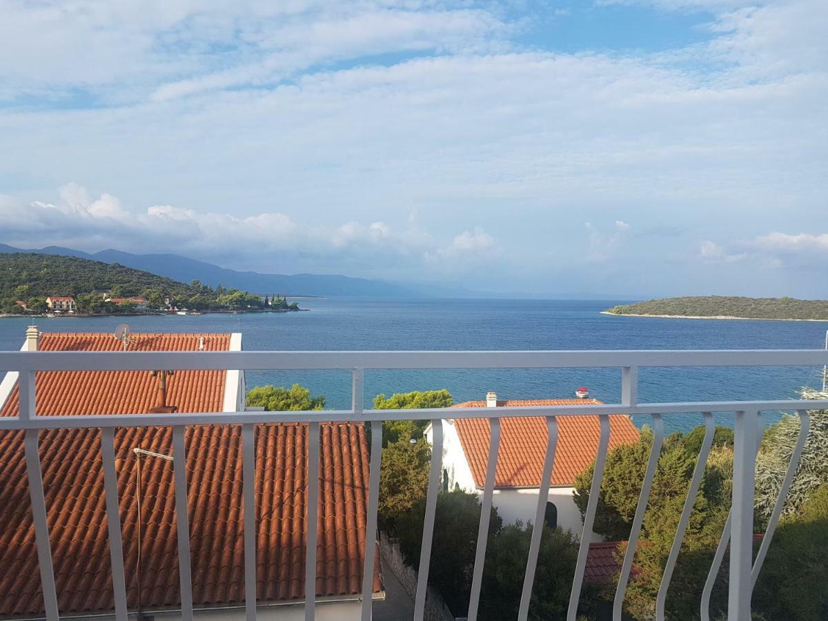 Blue Sea Blue Sky Apartment Loviste Bagian luar foto