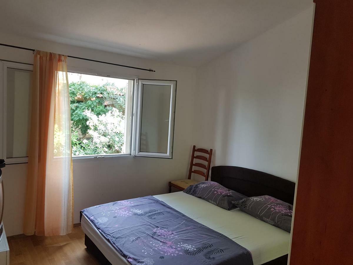 Blue Sea Blue Sky Apartment Loviste Bagian luar foto